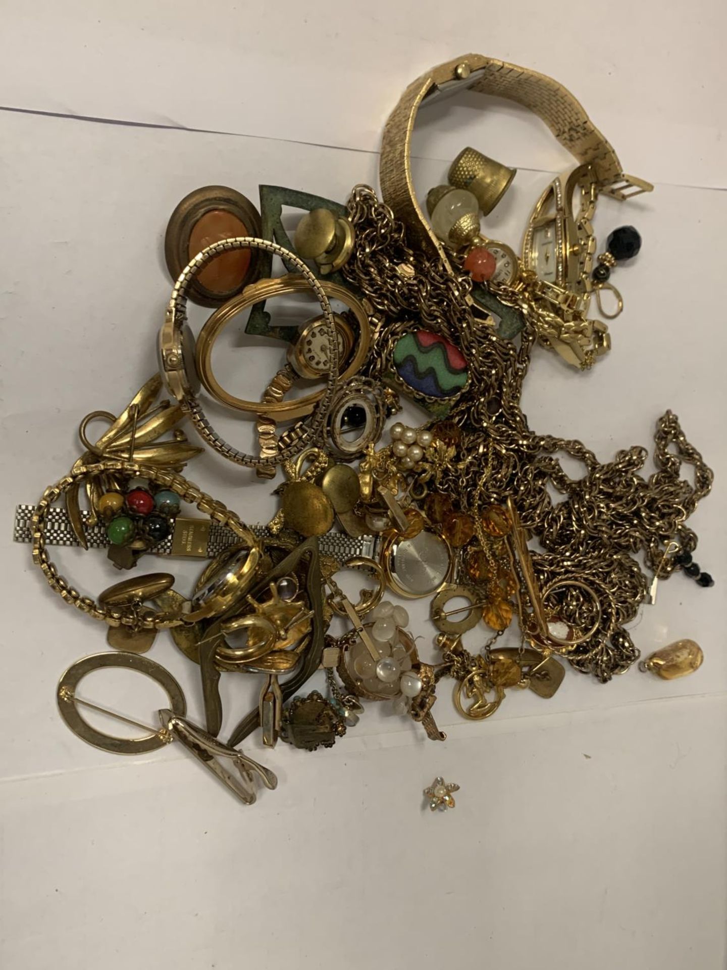 VARIOUS ITEMS OF YELLOW METAL JEWELLERY TO INCLUDE WATCHES AND BROOCHES