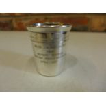 A SILVER PLATED BEAKER WITH PRESENTATION INSCRIPTION TO MAJOR J.H. MACCARTHY, HEIGHT 7CM