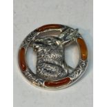 A MARKED SILVER AND AGATE BROOCH WITH A HARE DESIGN