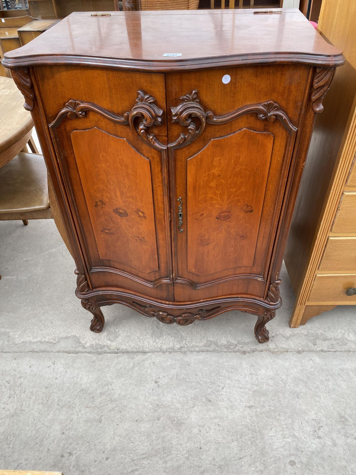 A VICTORIAN STYLE TWO DOOR STEREO CABINET WITH LIFT UP TOP 29" WIDE