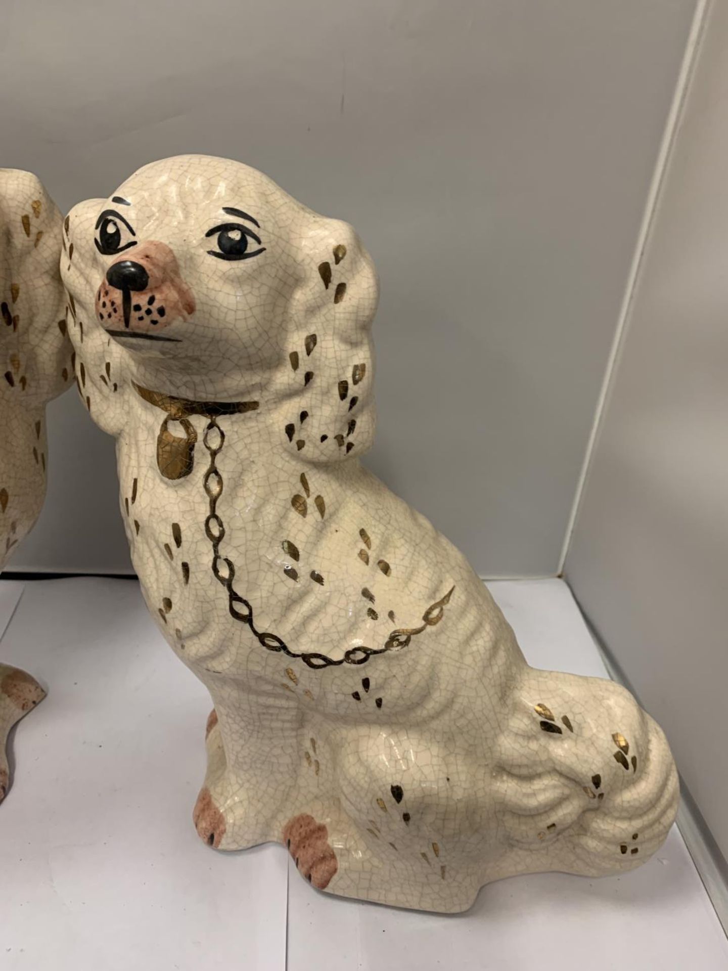 A PAIR OF STAFFORDSHIRE FLAT BACK SPANIELS APPROX 32CM HIGH - Image 2 of 4