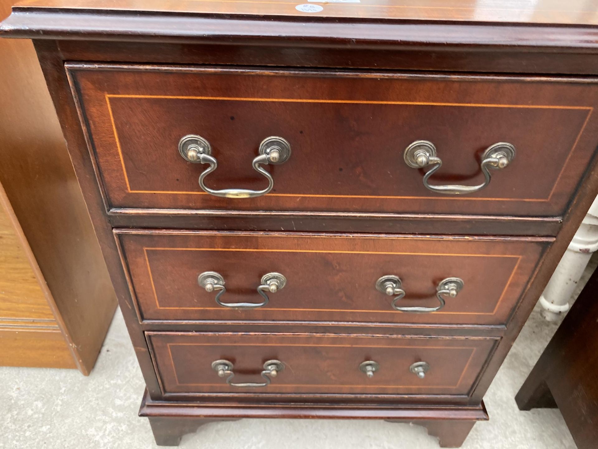 A MAHOGANY AND INLAID CHEST OF THREE DRAWERS 19" WIDE - Image 3 of 3