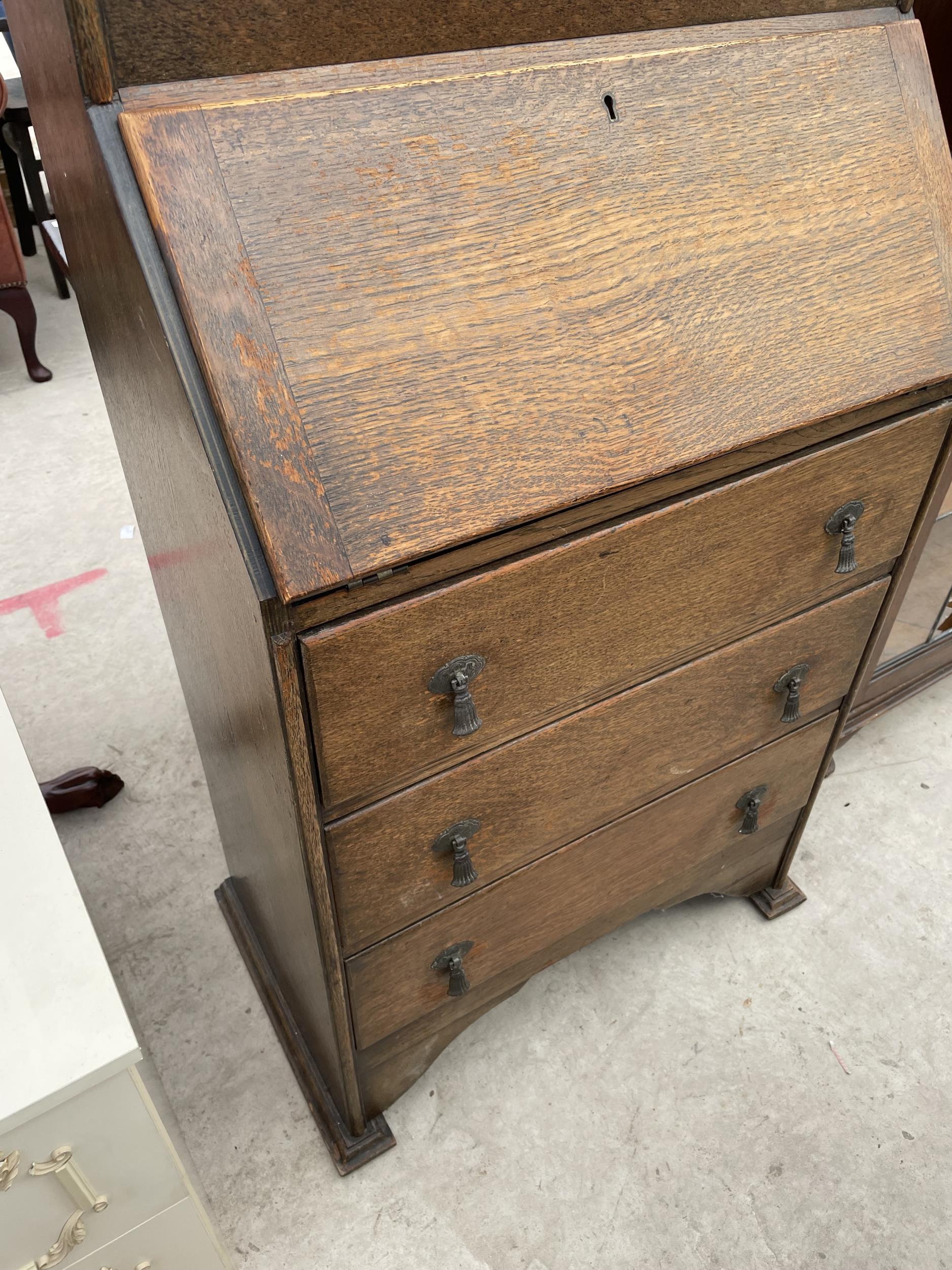 AN EARLY 20TH CENTURY OAK BUREAU BOOKCASE WITH GLAZED AND LEADED UPPER PORTION, 26" WIDE - Image 3 of 4