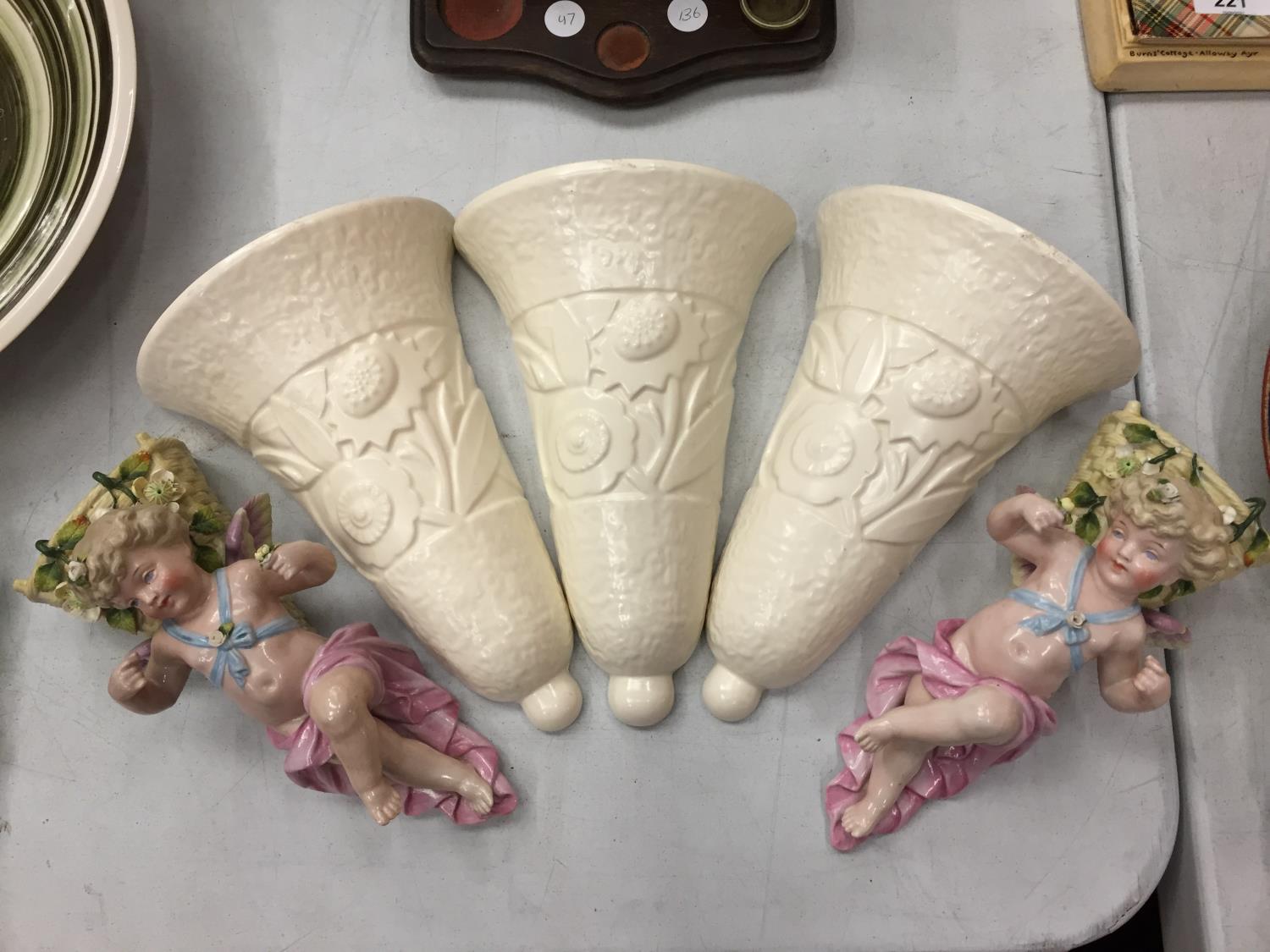 THREE CREAM CERAMIC WALL VASES AND TWO FURTHER WALL VASES WITH CHERUBS - Image 2 of 4