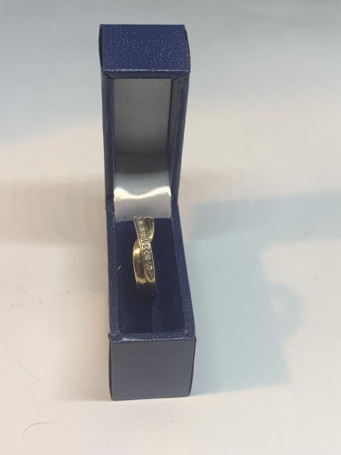 A 9 CARAT GOLD TWIST RING WITH IN LINE DIAMONDS IN A PRESENTATION BOX - Bild 2 aus 4