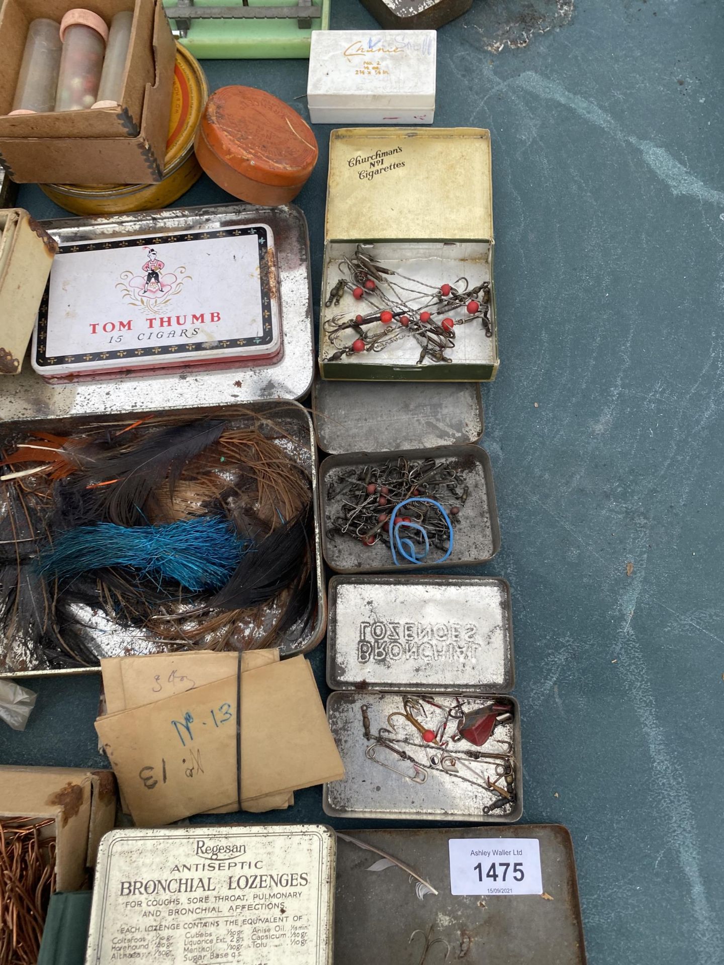 AN ASSORTMENT OF VINTAGE FISHING TACKLE TO INCLUDE FEATHERS, HOOKS AND TINS ETC - Image 2 of 4