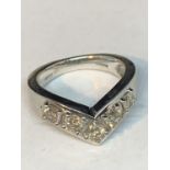 AN 18 CARAT WHITE GOLD RING IN A WISHBONE DESIGN WITH FIVE IN LINE DIAMONDS SIZE M/N