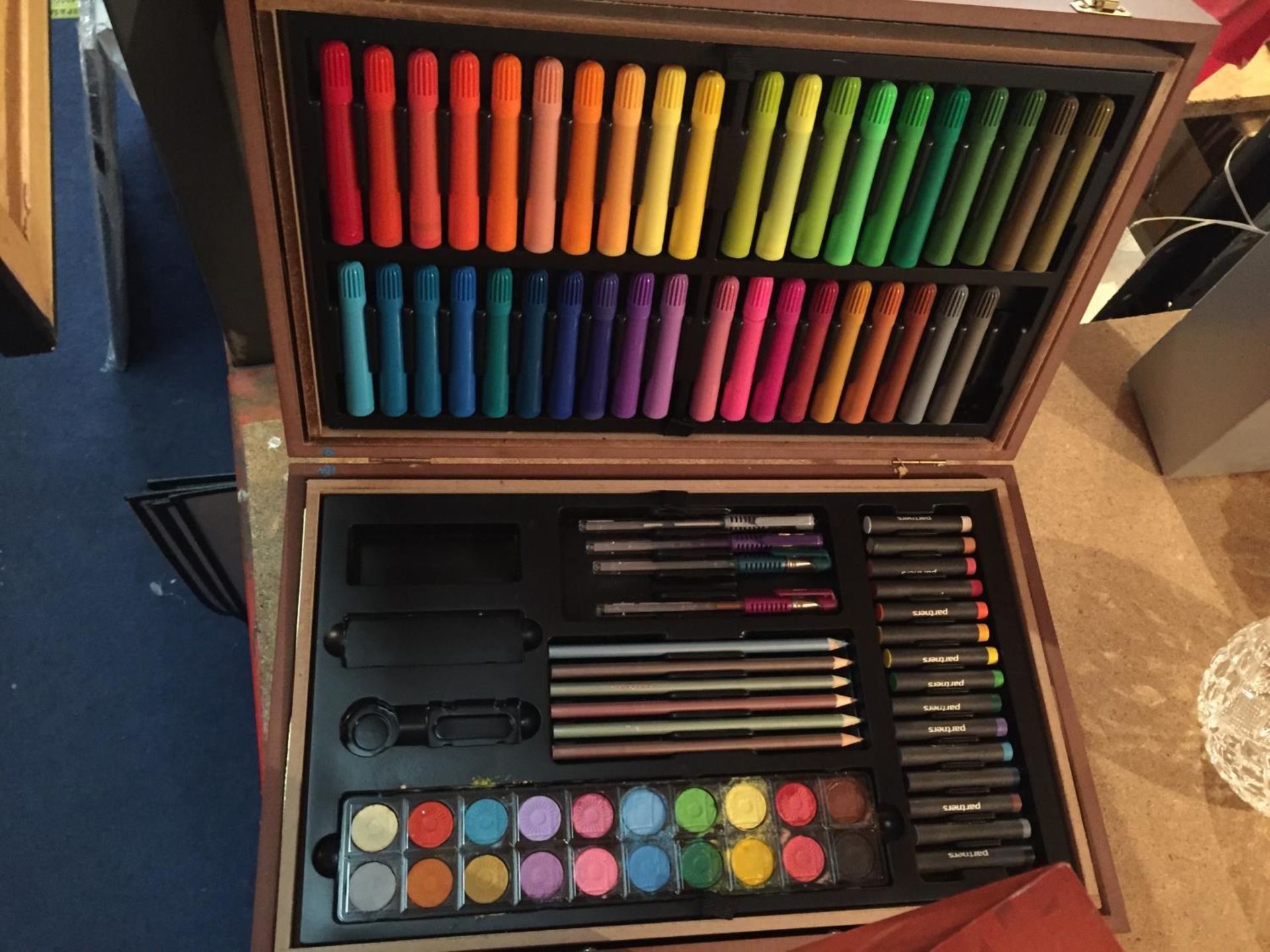 TWO CASES OF ART SUPPLIES TO INCLUDE FELT TIPS, PENCILS, OIL PAINTS ETC - Image 5 of 12