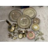 AN ASSORTMENT OF BRASS TO INCLUDE BRASS PLAQUES, CANDLE HOLDERS AND AN OIL LAMP ETC