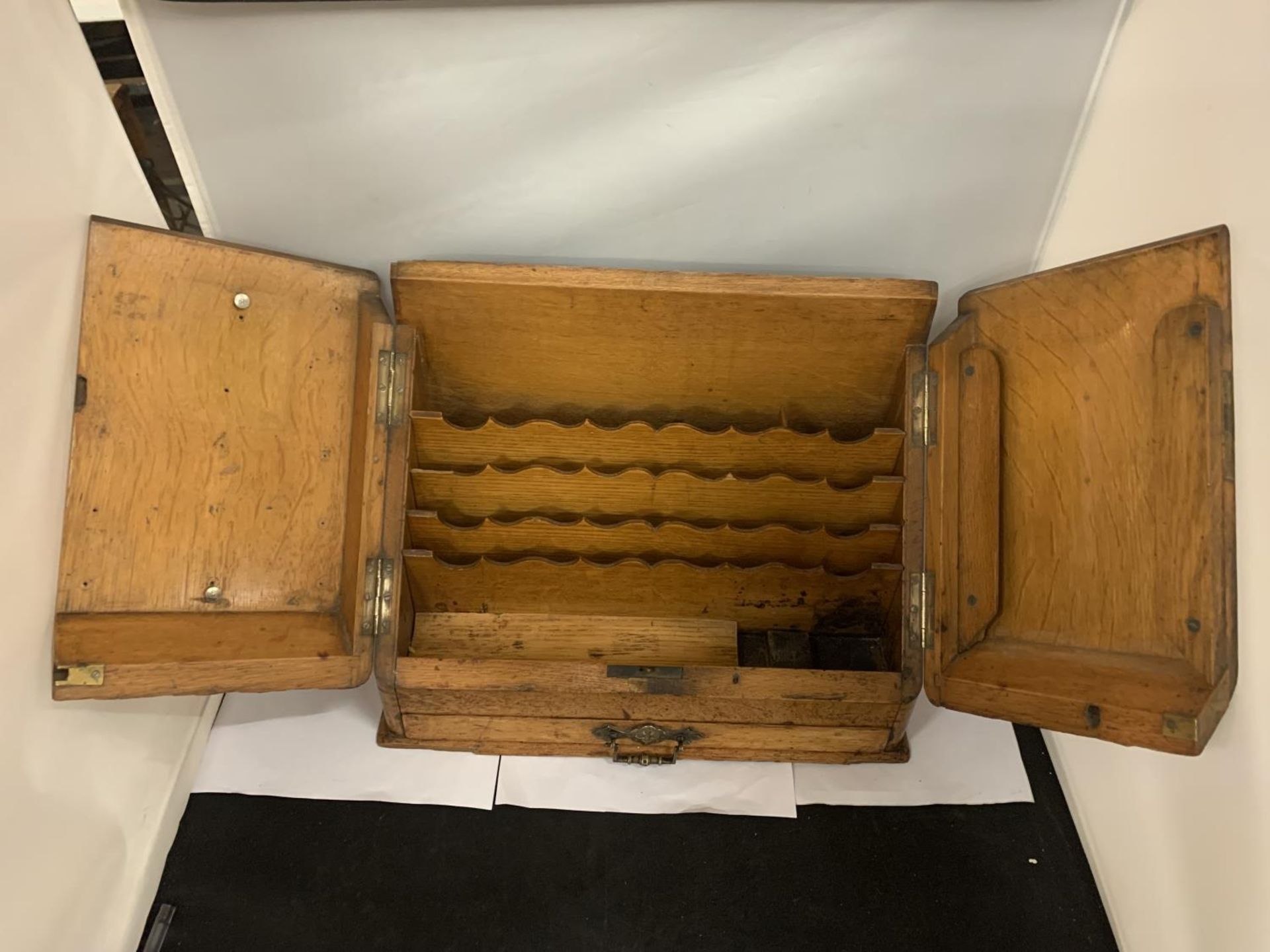 A VINTAGE OAK DESK TIDY WITH TWO DOORS AND A LOWER DRAW - Image 2 of 4