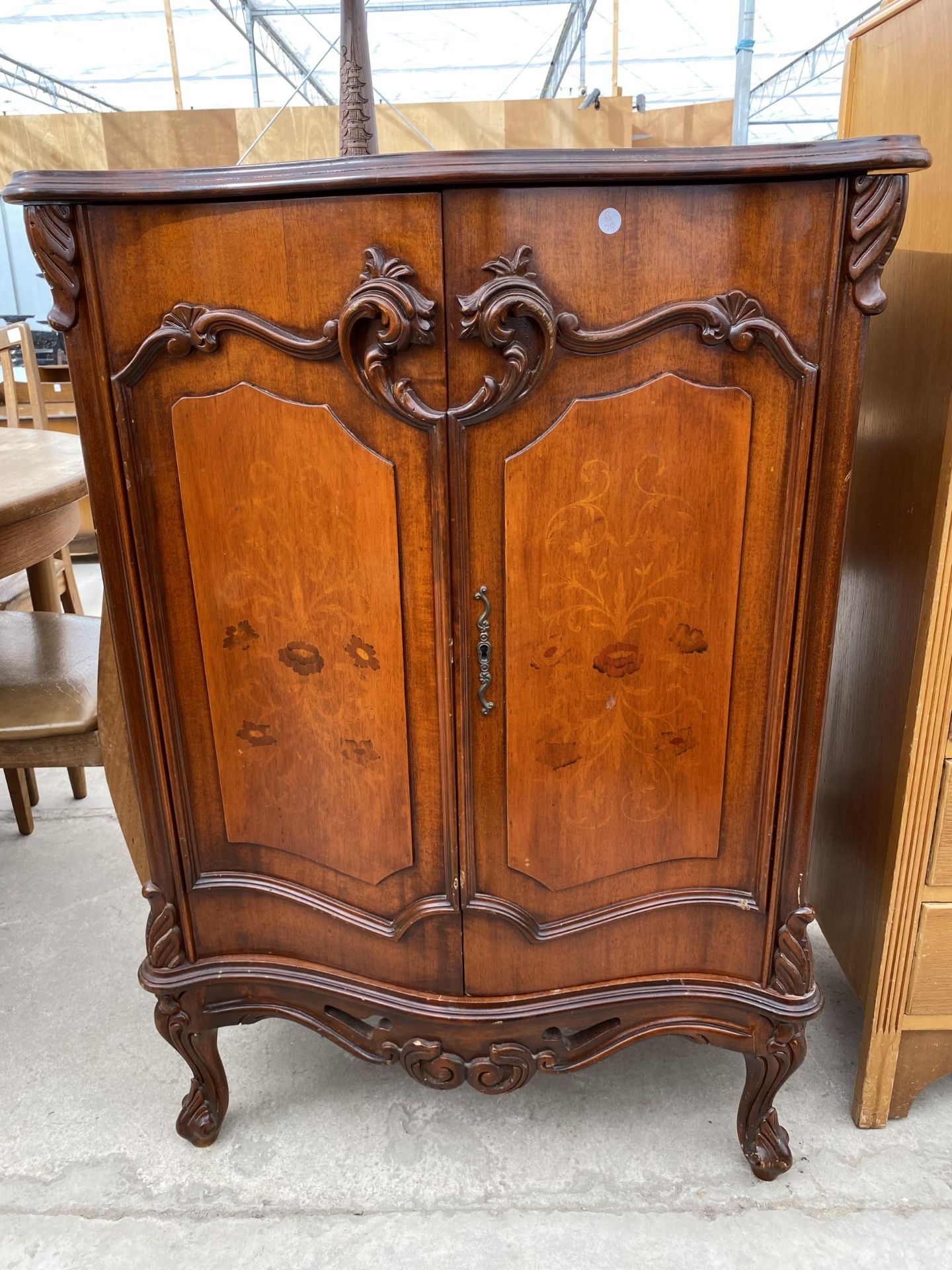 A VICTORIAN STYLE TWO DOOR STEREO CABINET WITH LIFT UP TOP 29" WIDE - Image 2 of 3