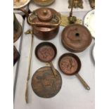 SEVEN PIECES TO INCLUDE A COPPER KETTLE, TWO VINTAGE COPPER PANS PLUS FURTHER ITEMS