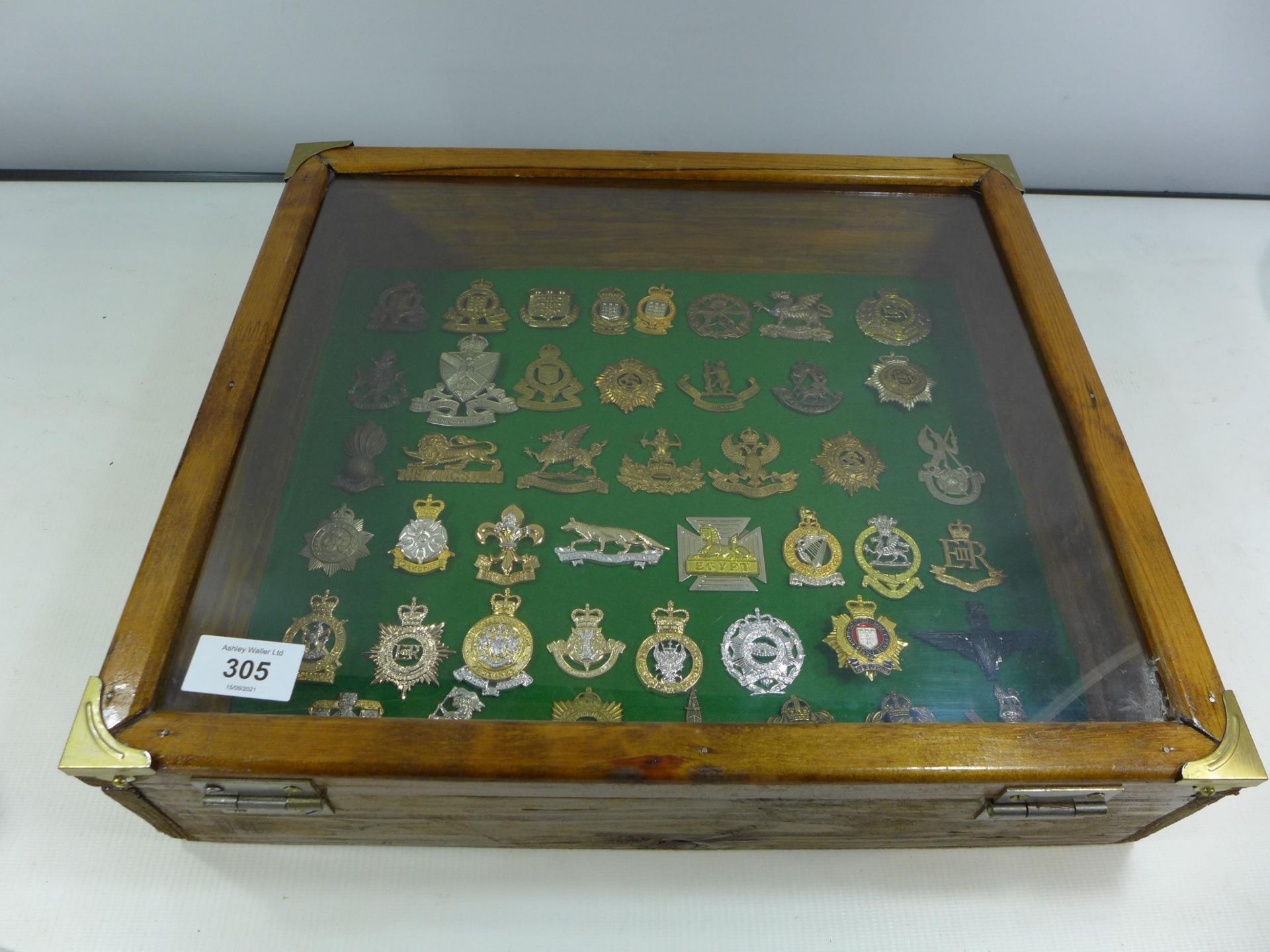 A GLAZED DISPLAY CASE CONTAINING FORTY FIVE BRITISH MILITARY BADGES, 34CM X 39CM - Image 6 of 6