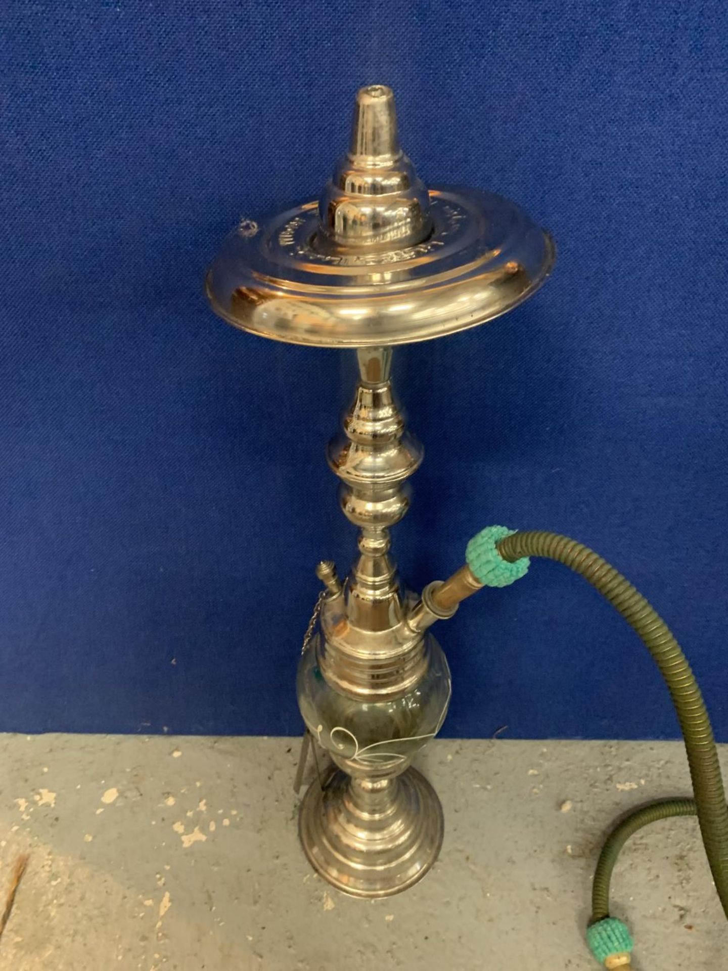 A CHROME AND GLASS SHISHA HOOKAH PIPE, HEIGHT APPROX 70CM - Image 2 of 5