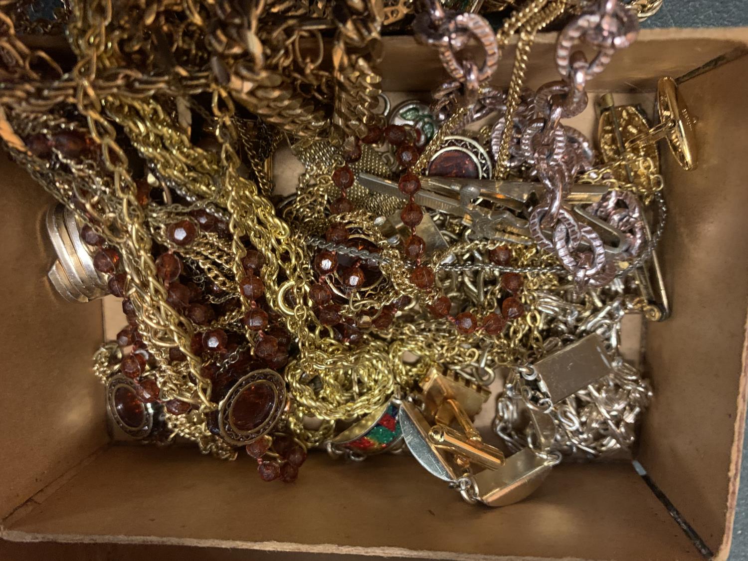 A LARGE QUANTITY OF YELLOW METAL COSTUME JEWELLERY IN A BOX - Image 2 of 3