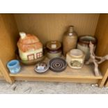 AN ASSORTMENT OF CERAMIC WARE TO INCLUDE EARTHENWARE VESSEL, A COTTAGE BISCUIT BARREL AND TRINKET
