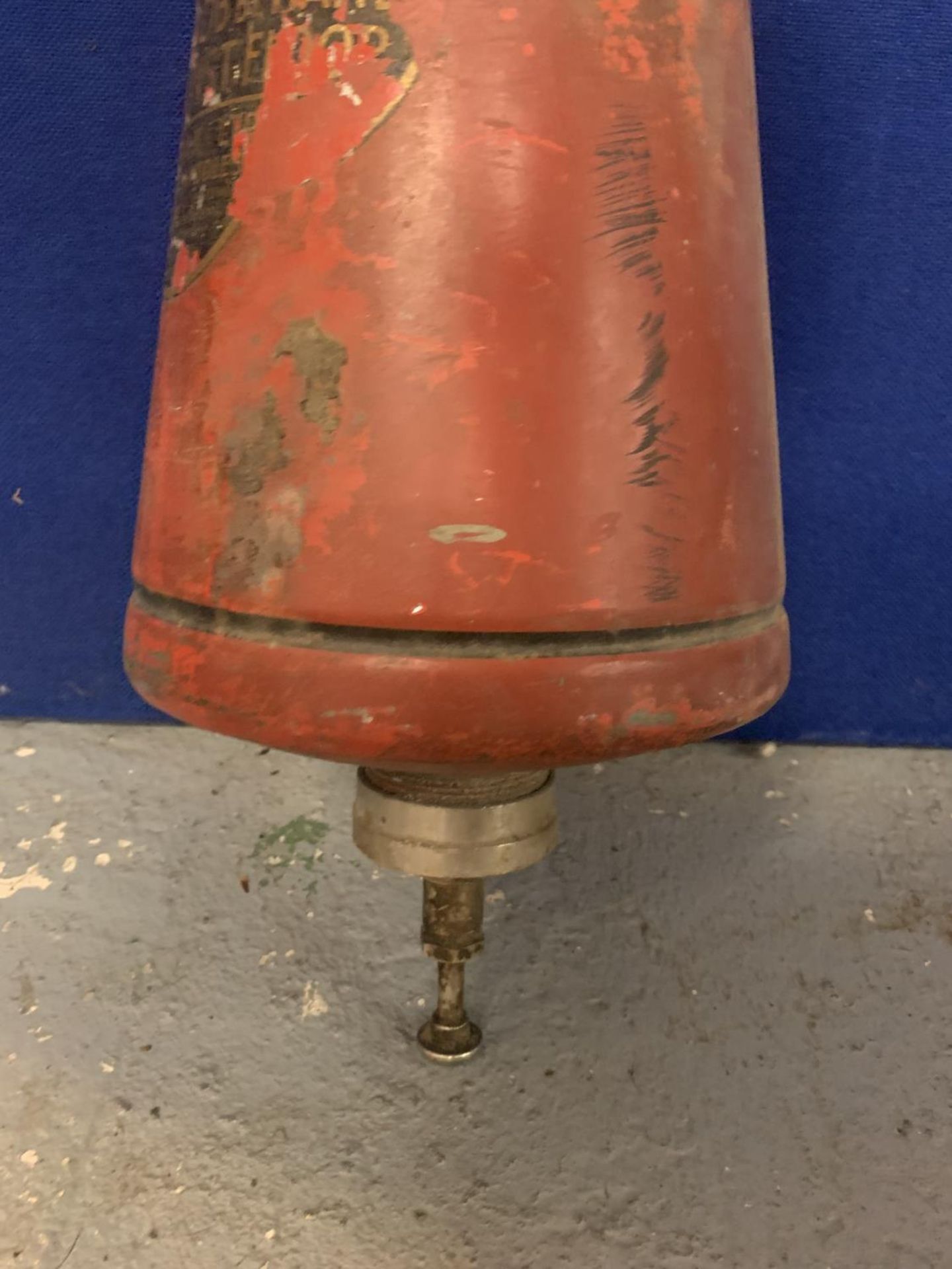 A VINTAGE CONICAL MINIMAX FIRE EXTINGUISHER - Image 4 of 4