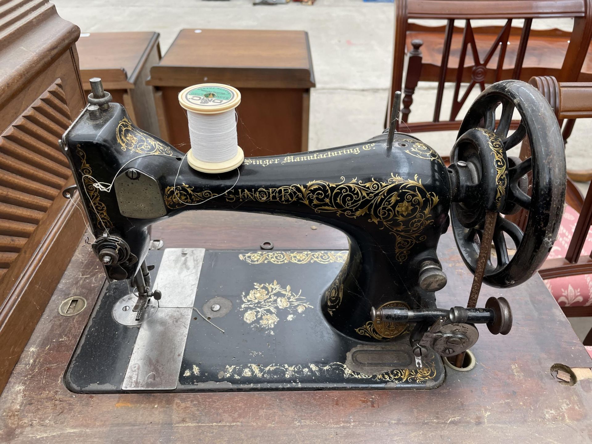 A SINGER TREADLE SEWING MACHINE - Image 2 of 4