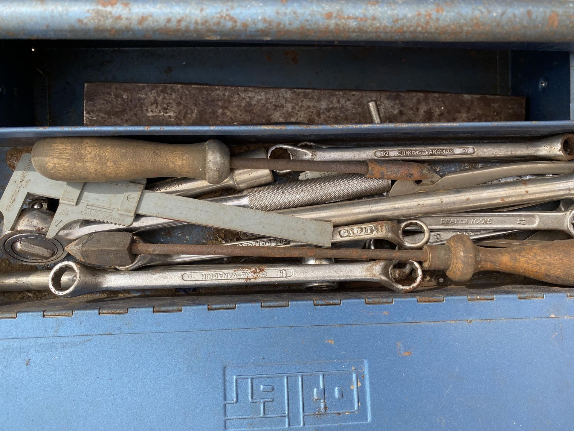 AN ASSORTMENT OF TOOLS TO INCLUDE A TOOL BOX, SPANNERS AND SOCKETS ETC - Image 2 of 5