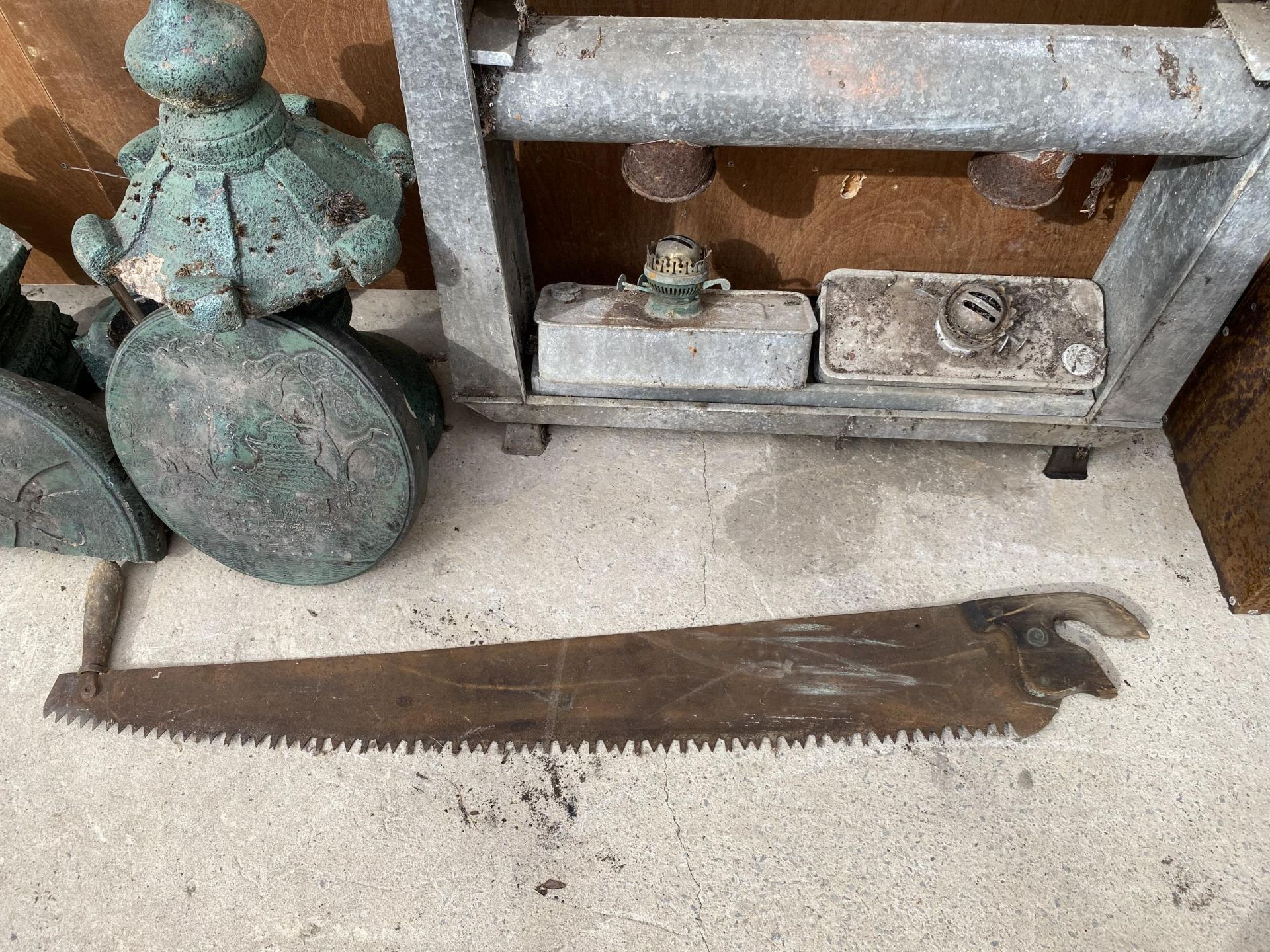 AN ASSORTMENT OF ITEMS TO INCLUDE A VINTAGE GREENHOUSE HEATER, A VINTAGE SAW AND A PART COMPLETE - Image 4 of 5