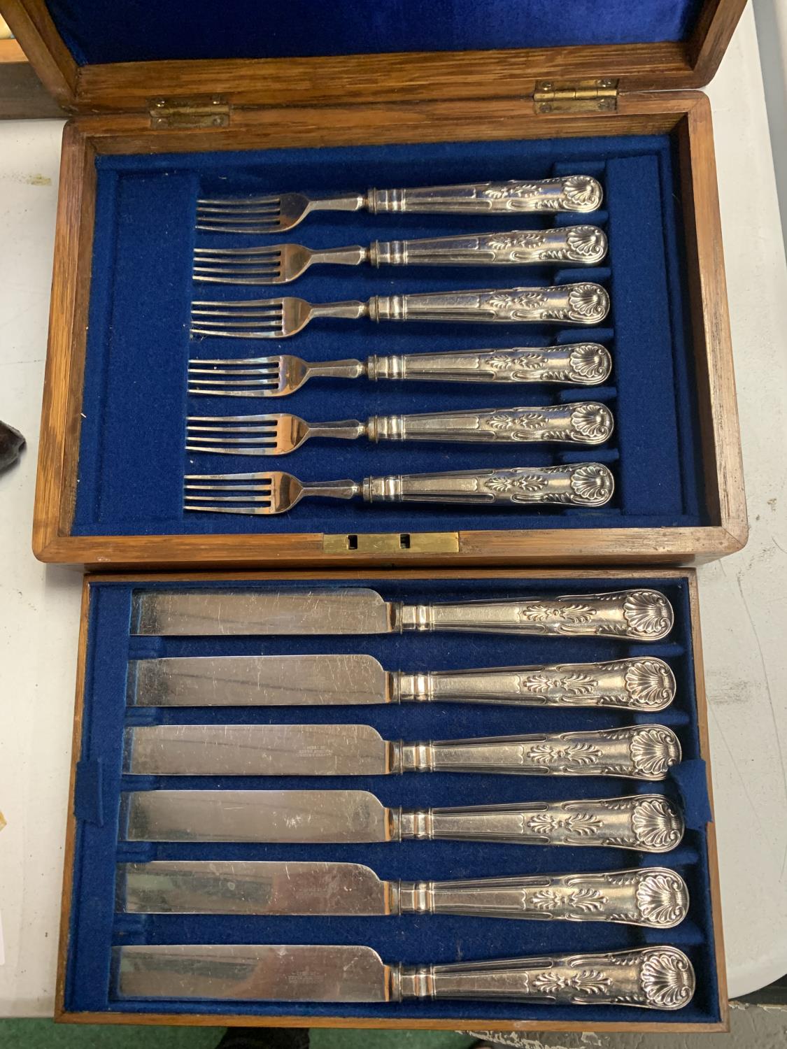 A MAPPIN & WEBB BOX CONTAINING FLATWARE AND FURTHER WOODEN BOX WITH FLATWARE - Image 2 of 4