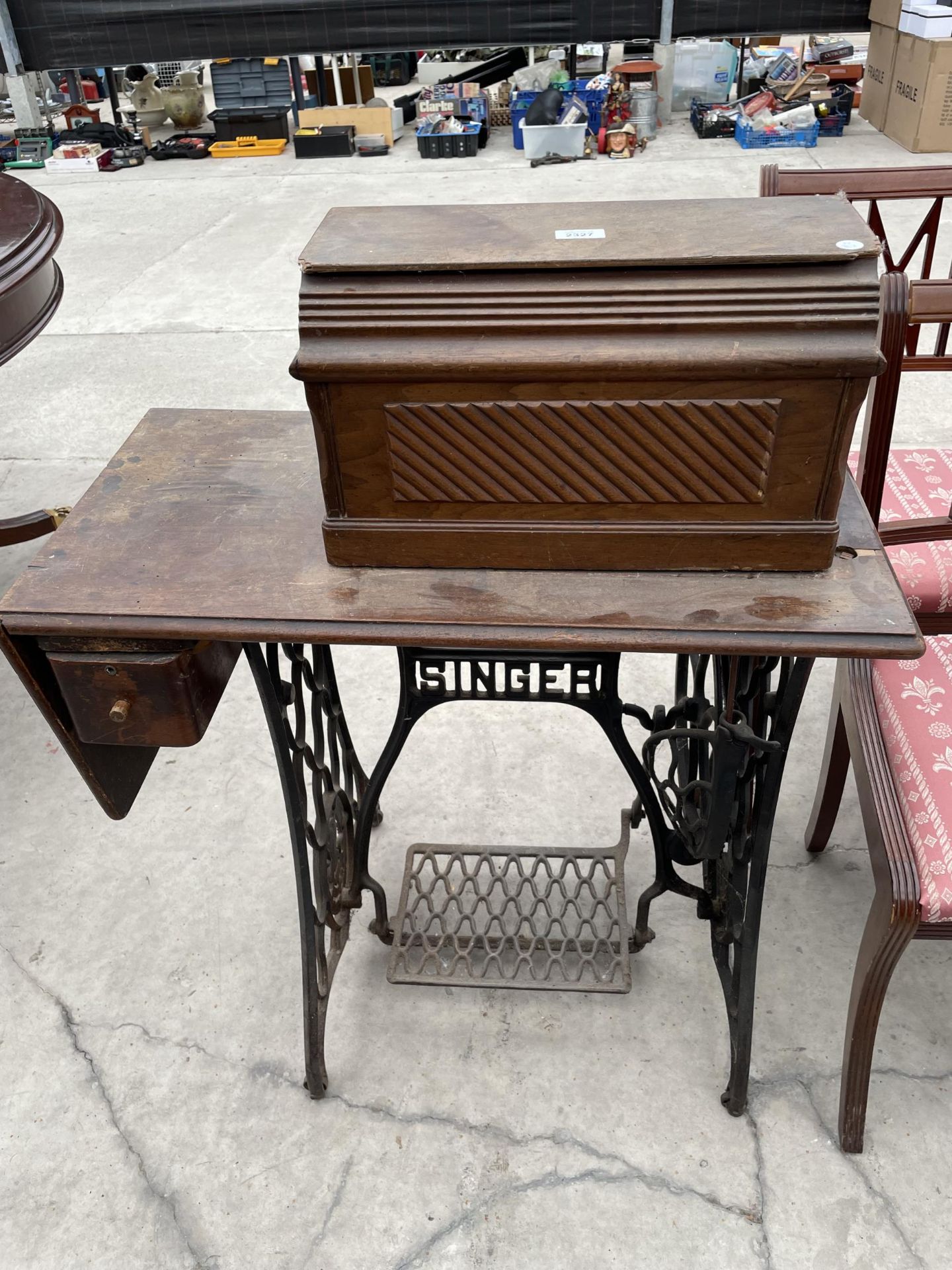 A SINGER TREADLE SEWING MACHINE - Image 3 of 4