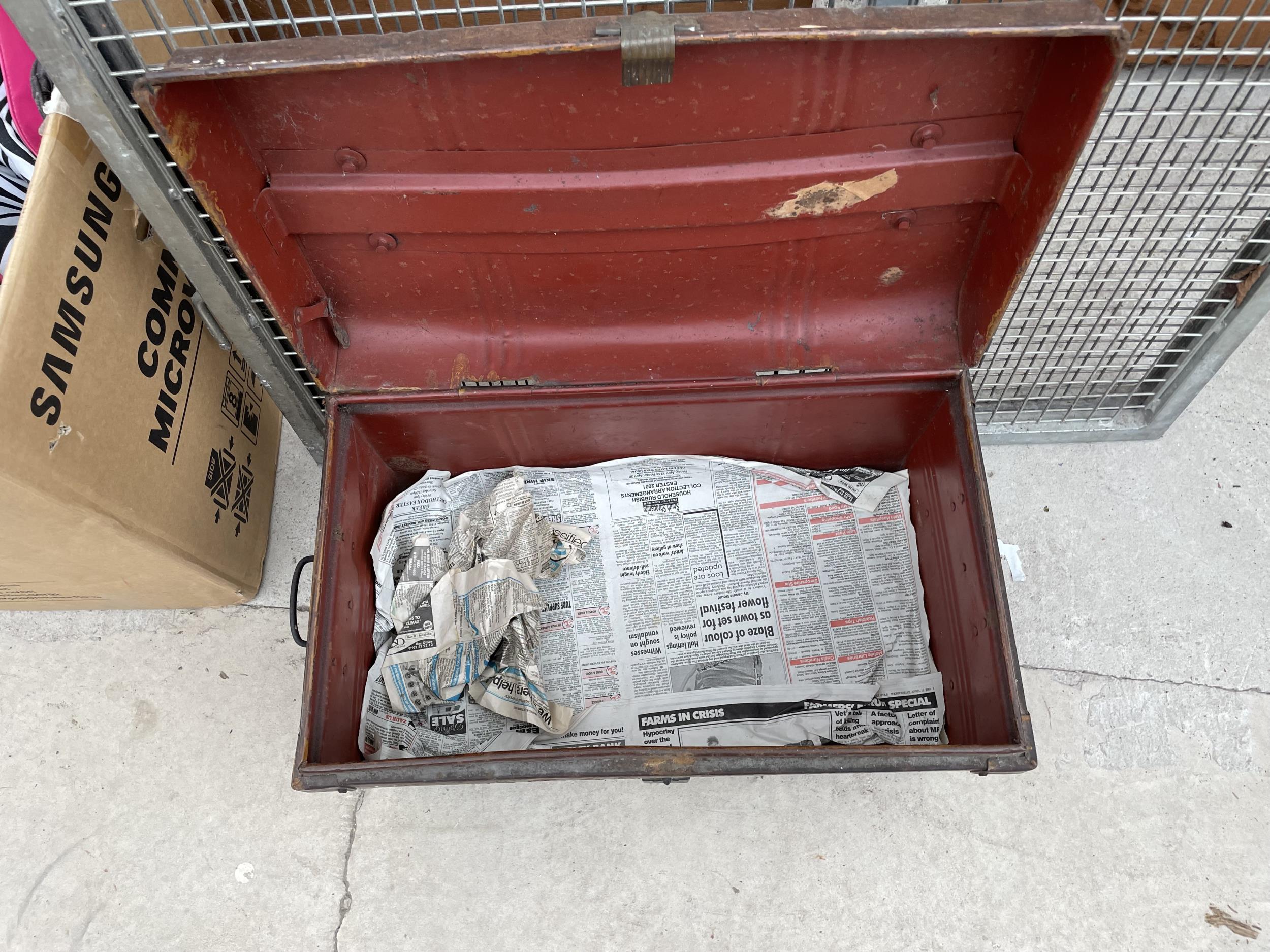 A VINTAGE TIN STORAGE TRUNK - Image 3 of 3