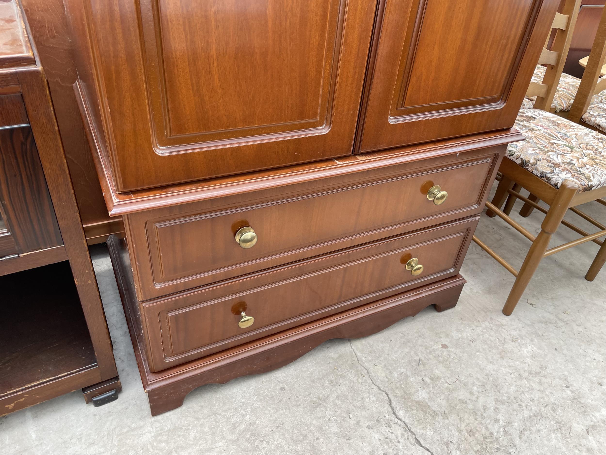 A MODERN MAHOGANY EFFECT TWO DOOR WARDROBE HAVING TWO DRAWERS TO THE BASE, 36"WIDE - Image 3 of 3