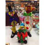 FOUR ITEMS OF COLOURED GLASS TO INCLUDE THREE MURANO CLOWN FIGURINES AND A VASE