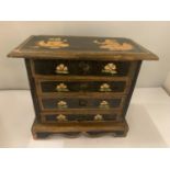 A SMALL CHEST OF FIVE DRAWERS WITH ORIENTAL FIGURES TO THE TOP AND BOTH SIDES, HEIGHT 21.5CM,