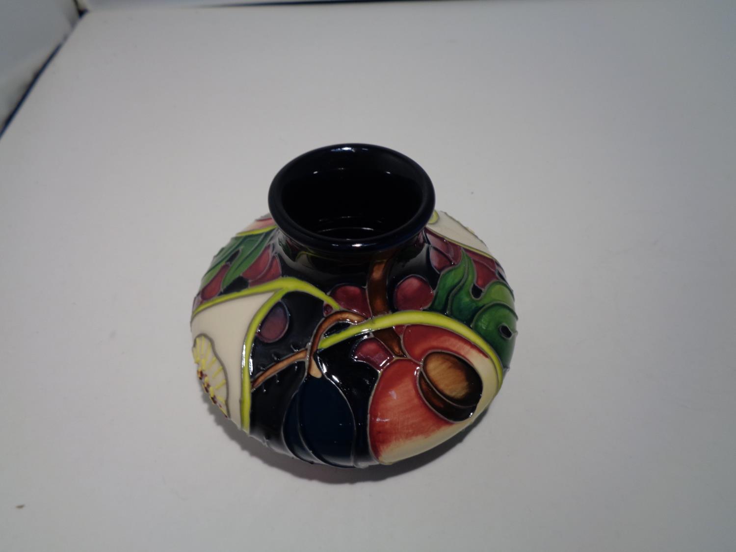 A MOORCROFT VASE 'QUEENS CHOICE' - Image 8 of 8