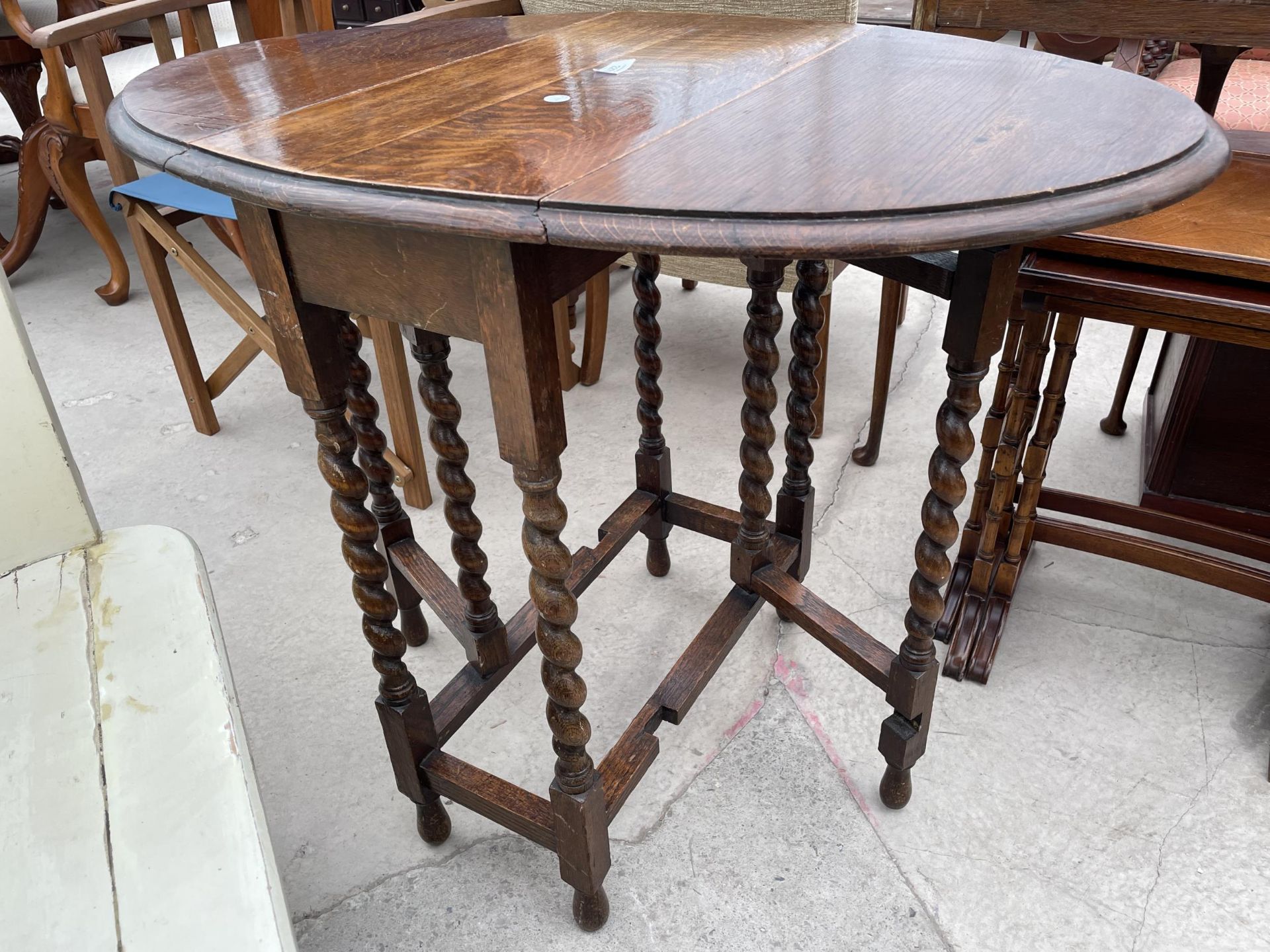 AN EARLY 20TH CENTURY OVAL OAK GATE-LEG DINING TABLE ON BARLEY TWIST LEGS 24" X 35" - Image 5 of 5