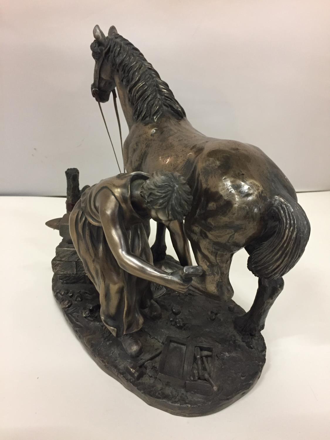 A RESIN FIGURINE OF A HORSE AND FARRIER HEIGHT 26CM - Image 5 of 6