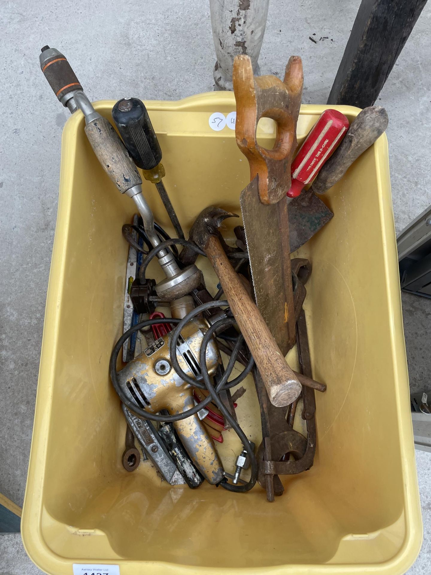 AN ASSORTMENT OF VINTAGE HAND TOOLS TO INCLUDE AN ELECTRIC DRILL, BRACE DRILL AND HAMMERS ETC - Image 2 of 2