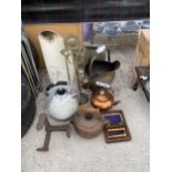 AN ASSORTMENT OF VINTAGE ITEMS TO INCLUDE A COBBLERS LAST, COPPER KETTLES AND BRASS COAL BUCKET ETC