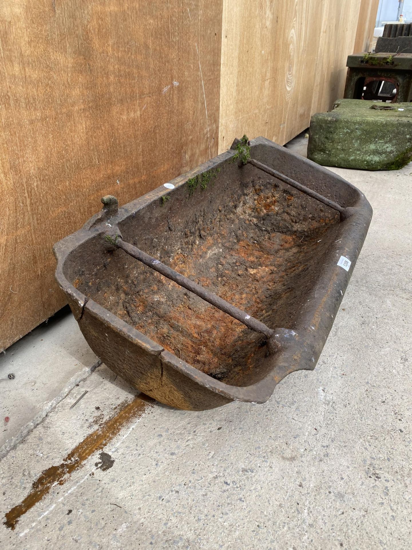 A VINTAGE CAST IRON WALL HANGING TROUGH/PLANTER (L:82CM W:35CM D:19CM) - Image 4 of 4