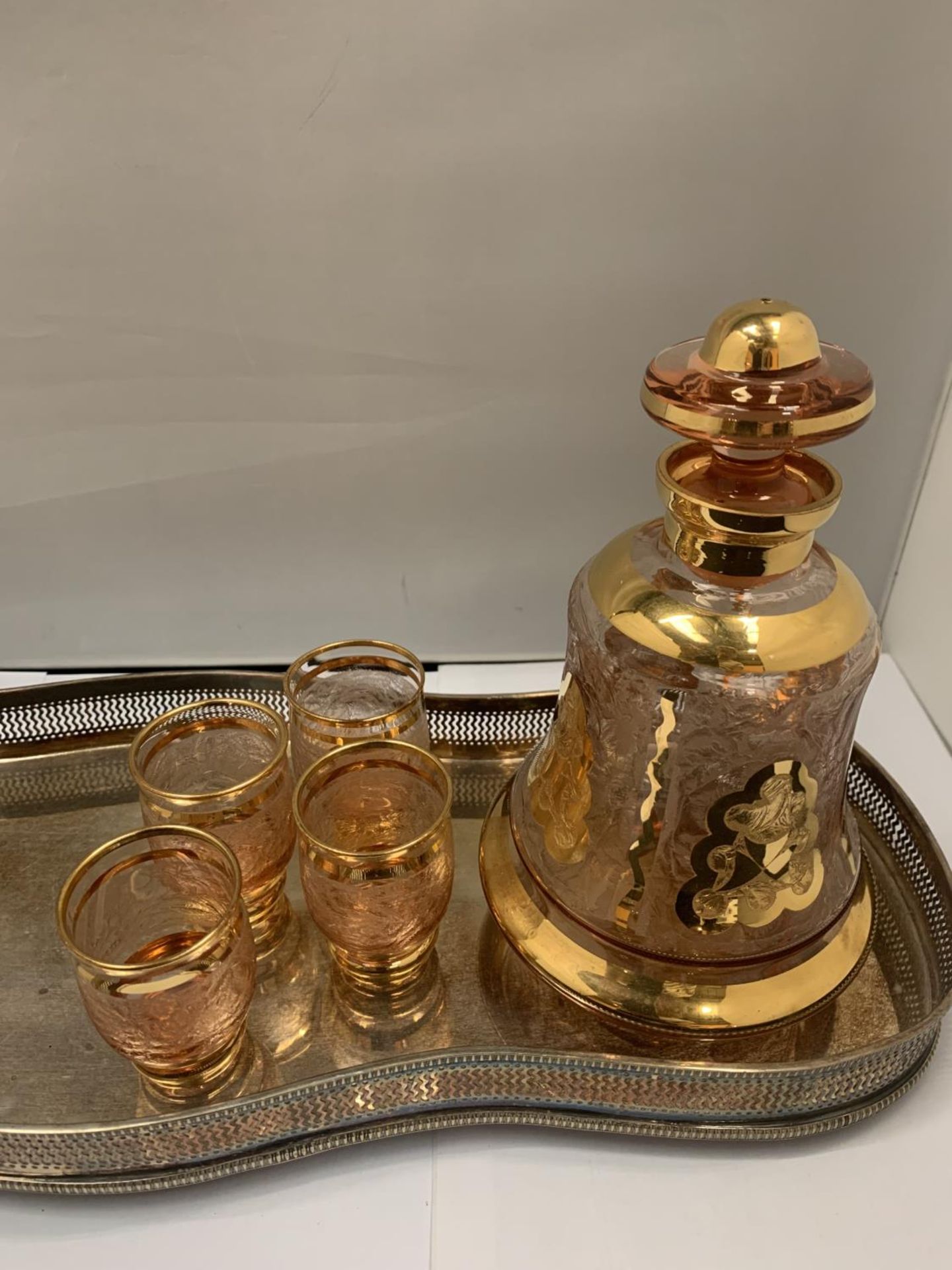 A SILVER PLATED TRAY WITH ORNATE DECANTER, FOUR GLASSES AND A LIDDED JAR - Image 3 of 4