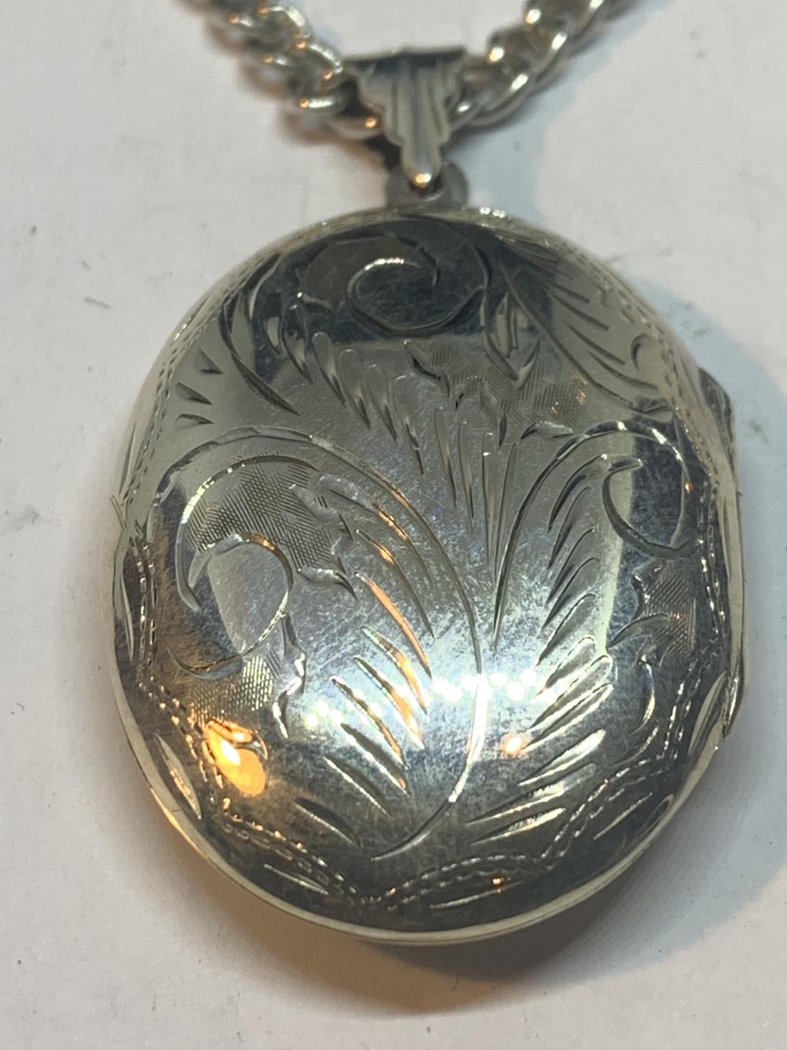 A SILVER NECKLACE WITH A LARGE OVAL LOCKET PENDANT - Image 2 of 4