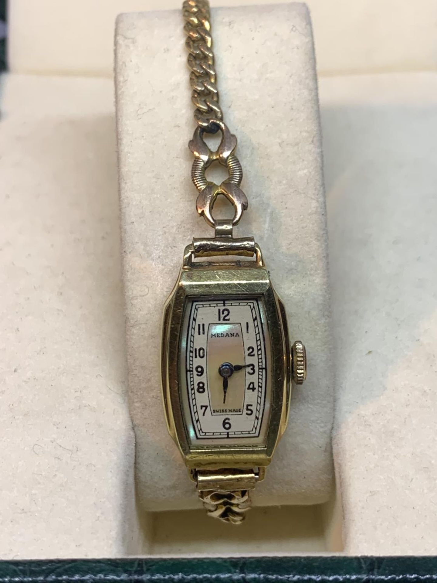 A YELLOW METAL WRISTWATCH WITH PEARLISED RECTANGUALR STYLE FACE IN A PRESENTATION BOX - Image 2 of 3