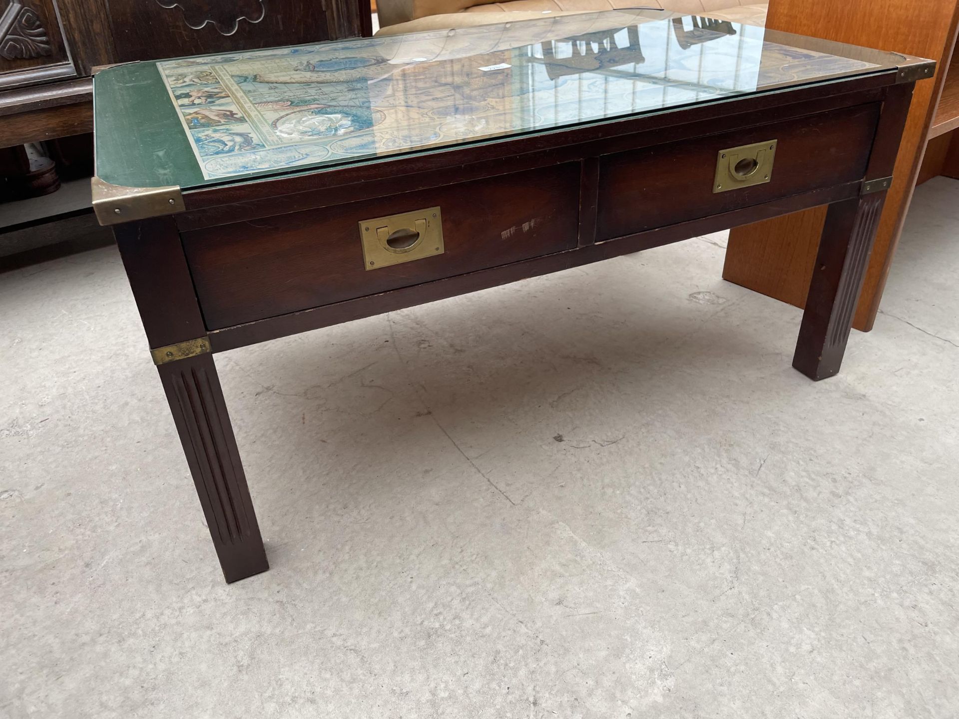 A MODERN COFFEE TABLE 36" X 24" WITH GLASS TOP COVERING ANTIQUE STYLE WORLD MAP WITH TWO DRAWERS - Image 3 of 4