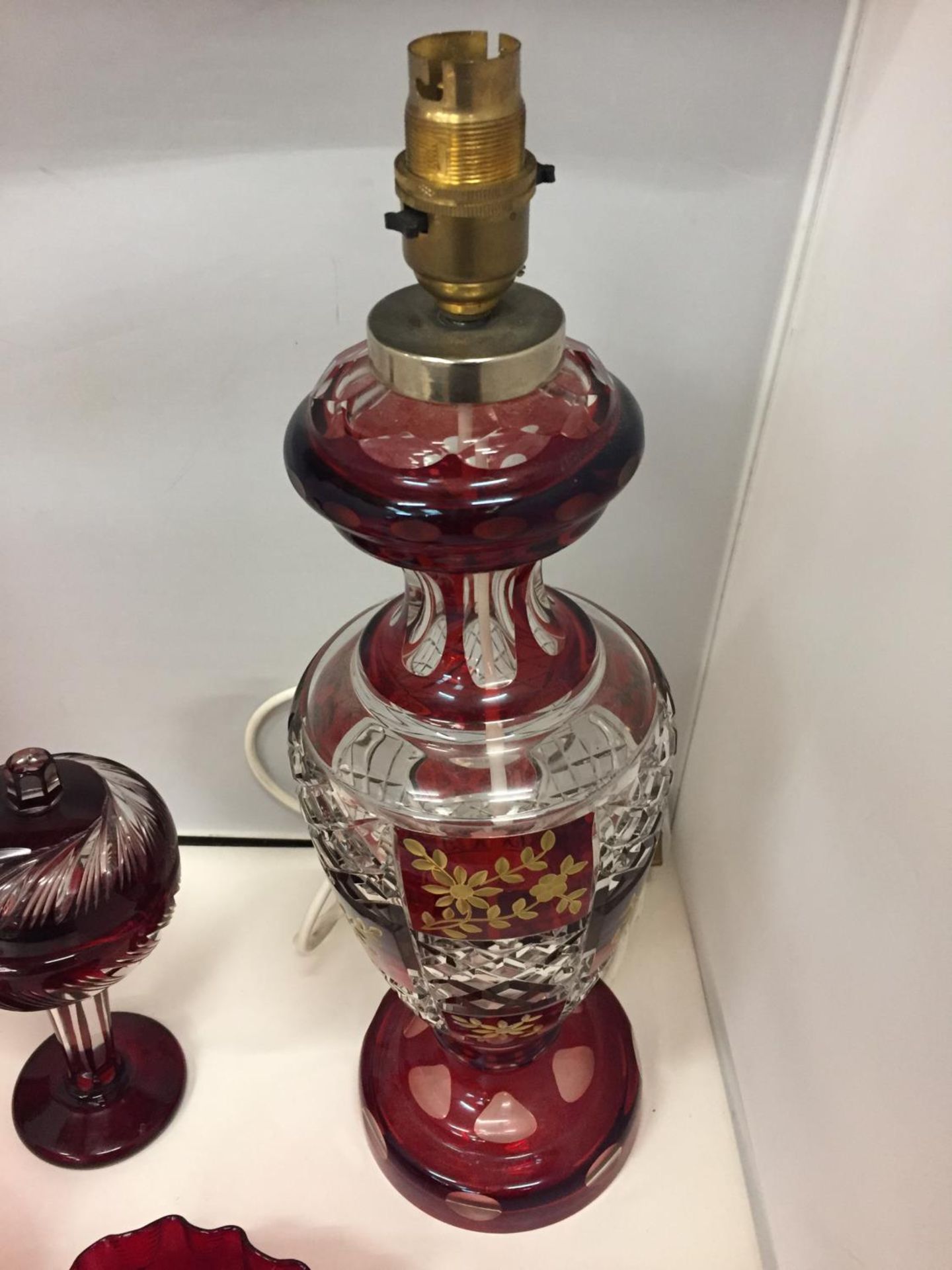 A COLLECTION OF CRANBERRY COLOURED GLASS TO INCLUDE A LAMP BASE HEIGHT 44CM - Image 4 of 10