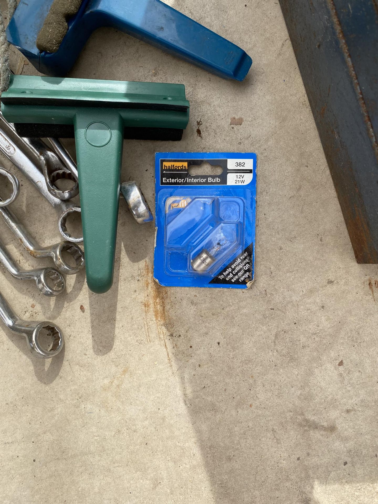 AN ASSORTMENT OF TOOLS TO INCLUDE A TOOL BOX, SPANNERS AND SOCKETS ETC - Image 4 of 5