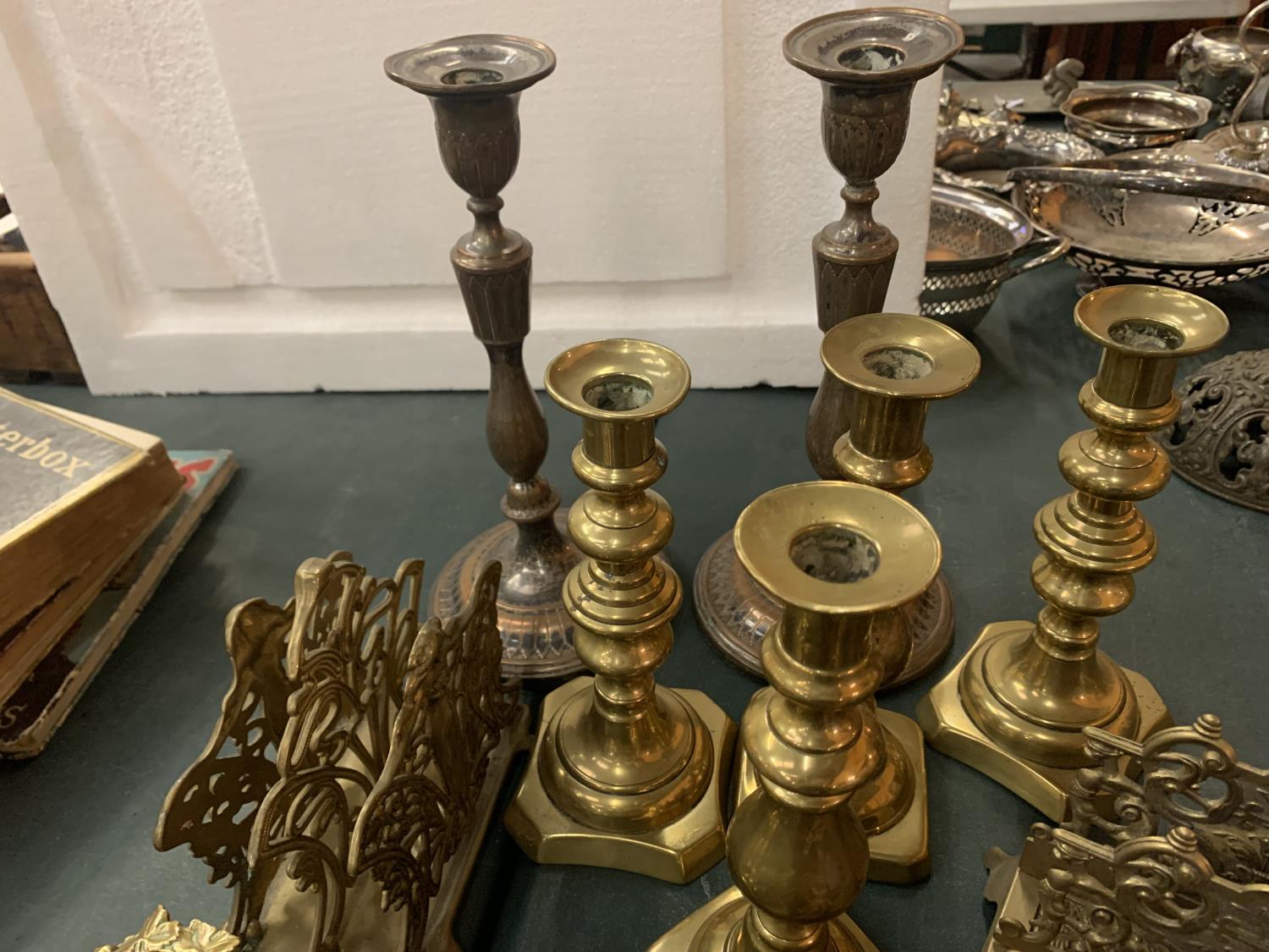 A VINTAGE COLLECTION OF BRASS ITEMS TO INCLUDE THREE LETTER RACK HOLDERS , SIX CANDLE STICK - Image 4 of 4