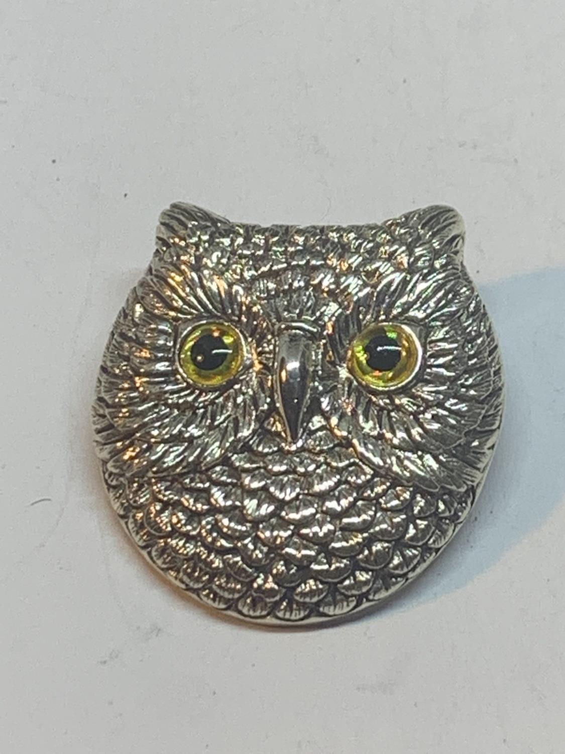 A MARKED SILVER OWL BROOCH WITH YELLOW GLASS EYES