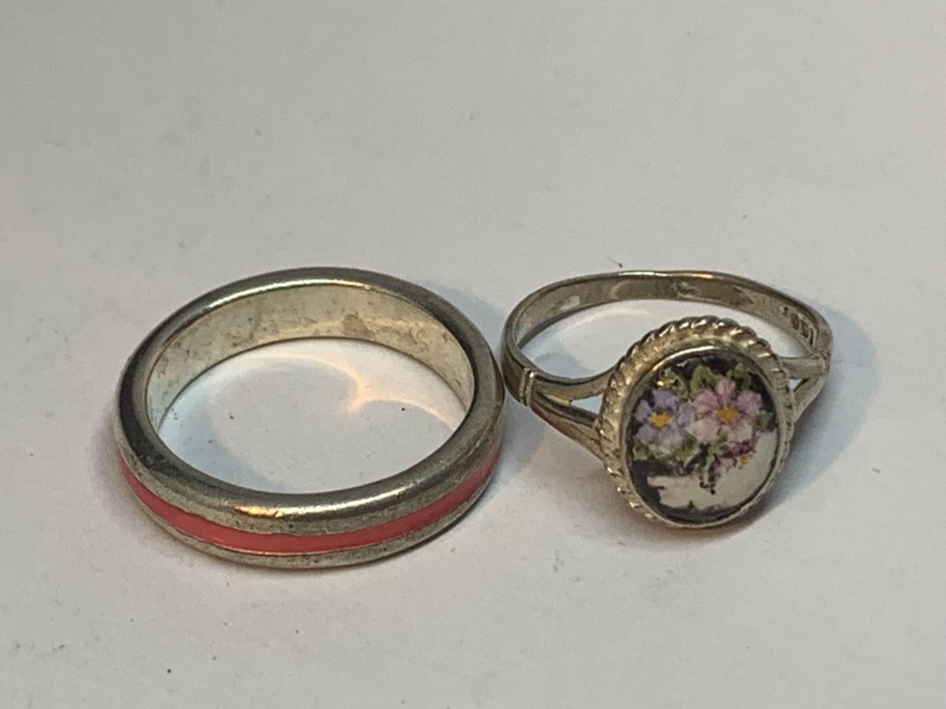 FOUR SILVER RINGS TO INCLUDE FLOWER DESIGNS - Image 2 of 3