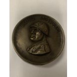 A GERMAN STYLE SNUFF BOX DEPICTING BENITO MUSSOLINI