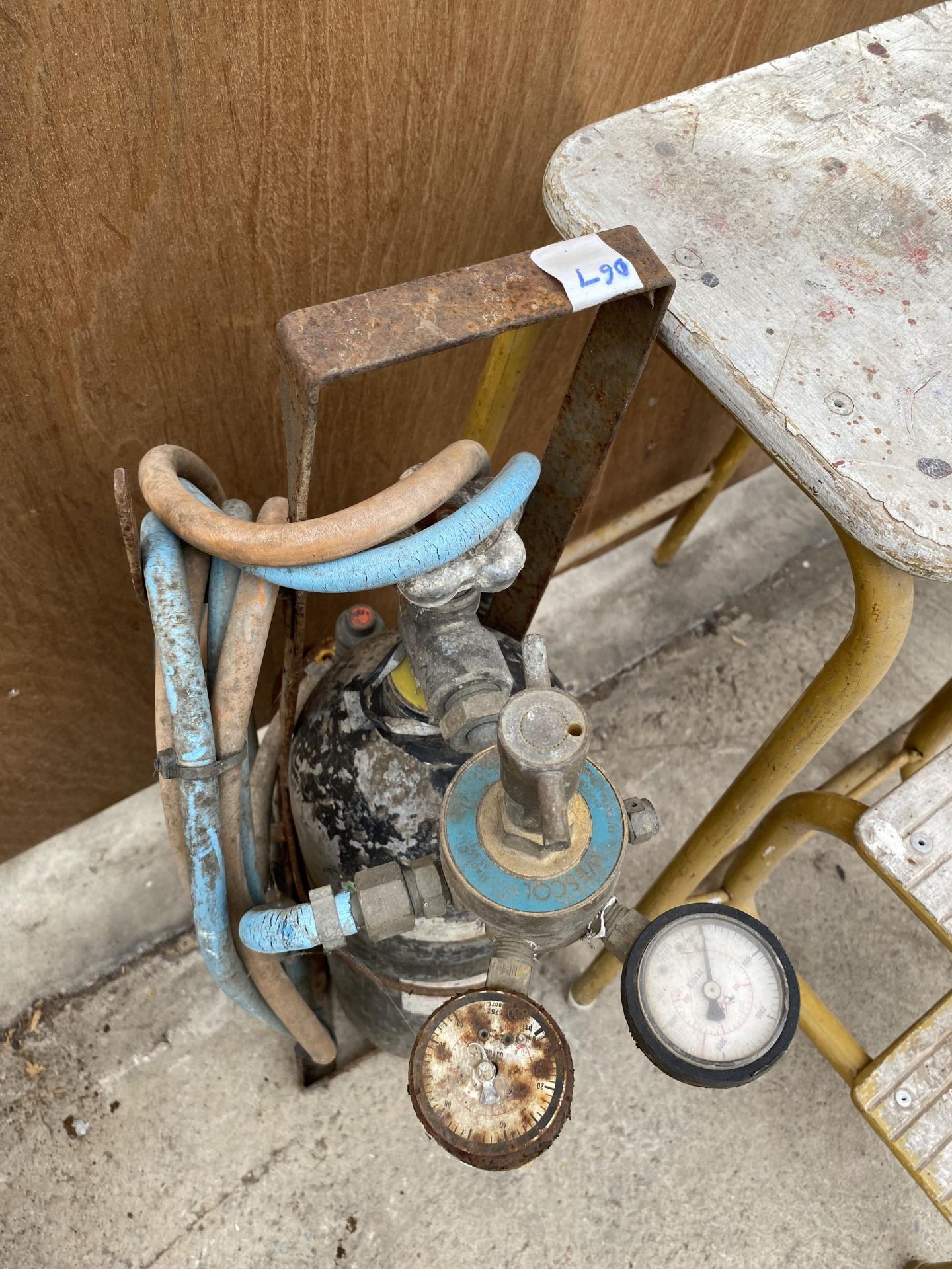 A VINTAGE KITCHEN STEP AND A GAS CUTTING BOTTLE - Image 4 of 4