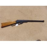 A DAISY .177 CALIBRE WINCHESTER STYLE UNDERLEVER AIR RIFLE, 32CM BARREL