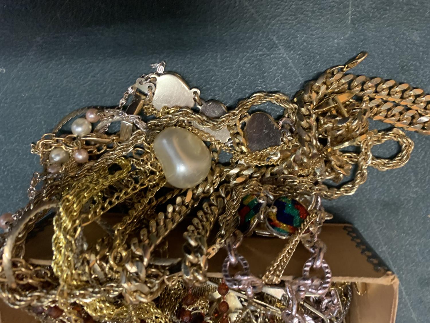 A LARGE QUANTITY OF YELLOW METAL COSTUME JEWELLERY IN A BOX - Bild 3 aus 3