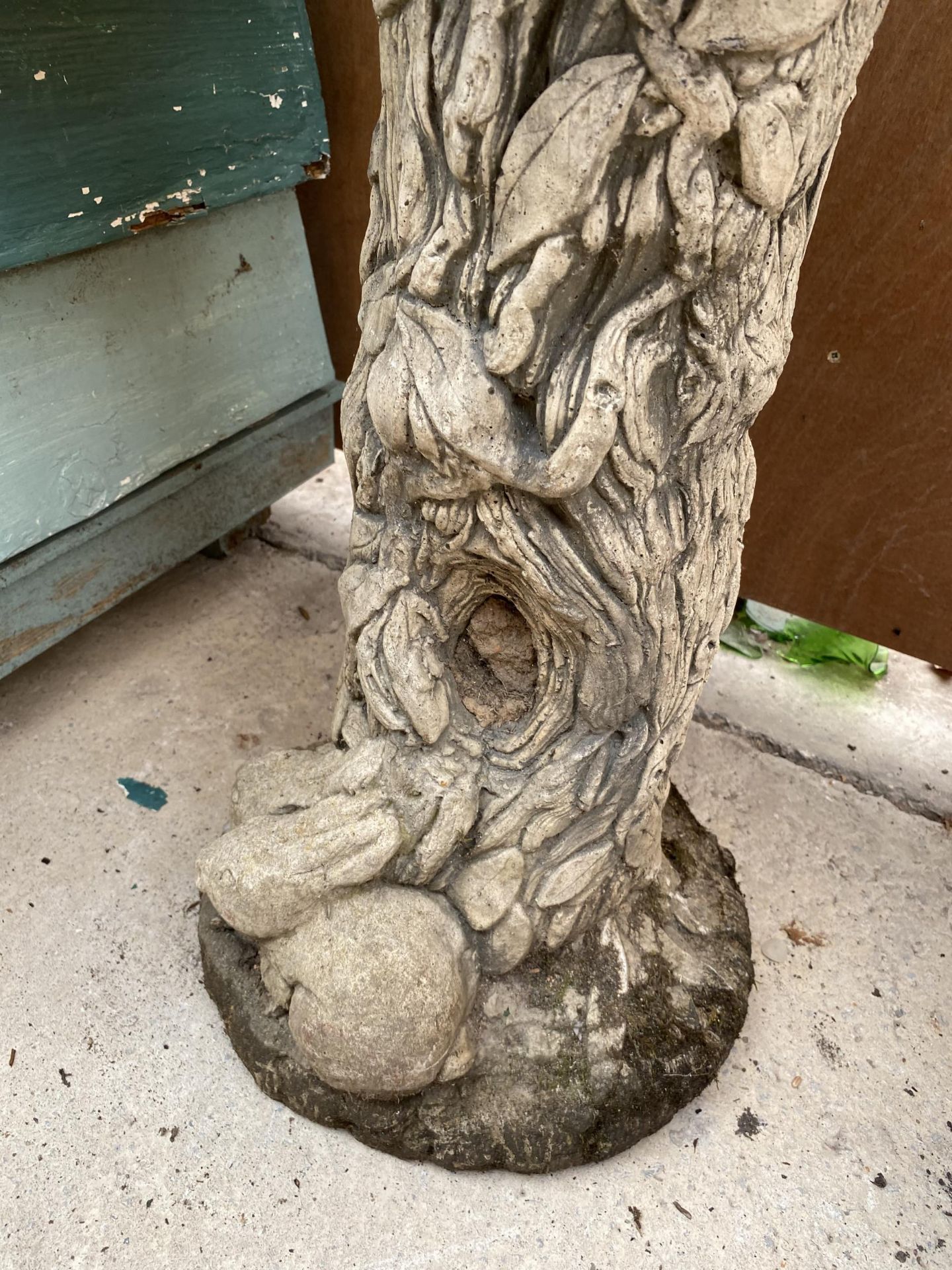 A VINTAGE STONE EFFECT BIRD BATH WITH PEDESTAL BASE - Image 3 of 4